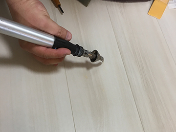 樹脂で凹凸を埋めます